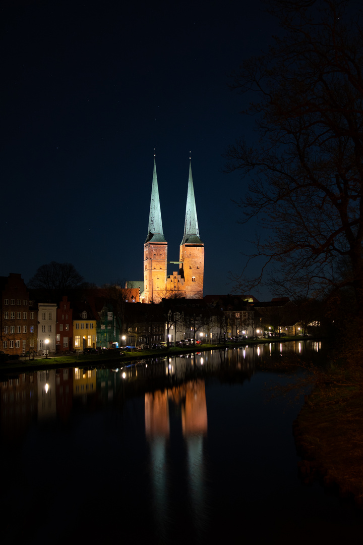 Lübecker Dom bei Nacht