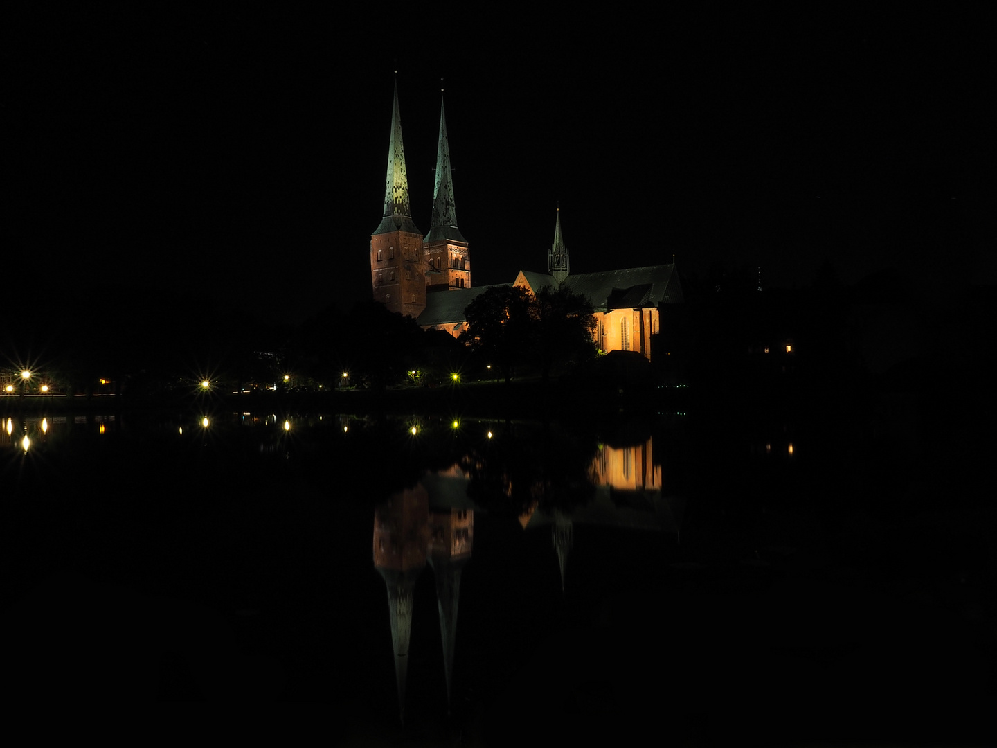 Lübecker Dom bei Nacht