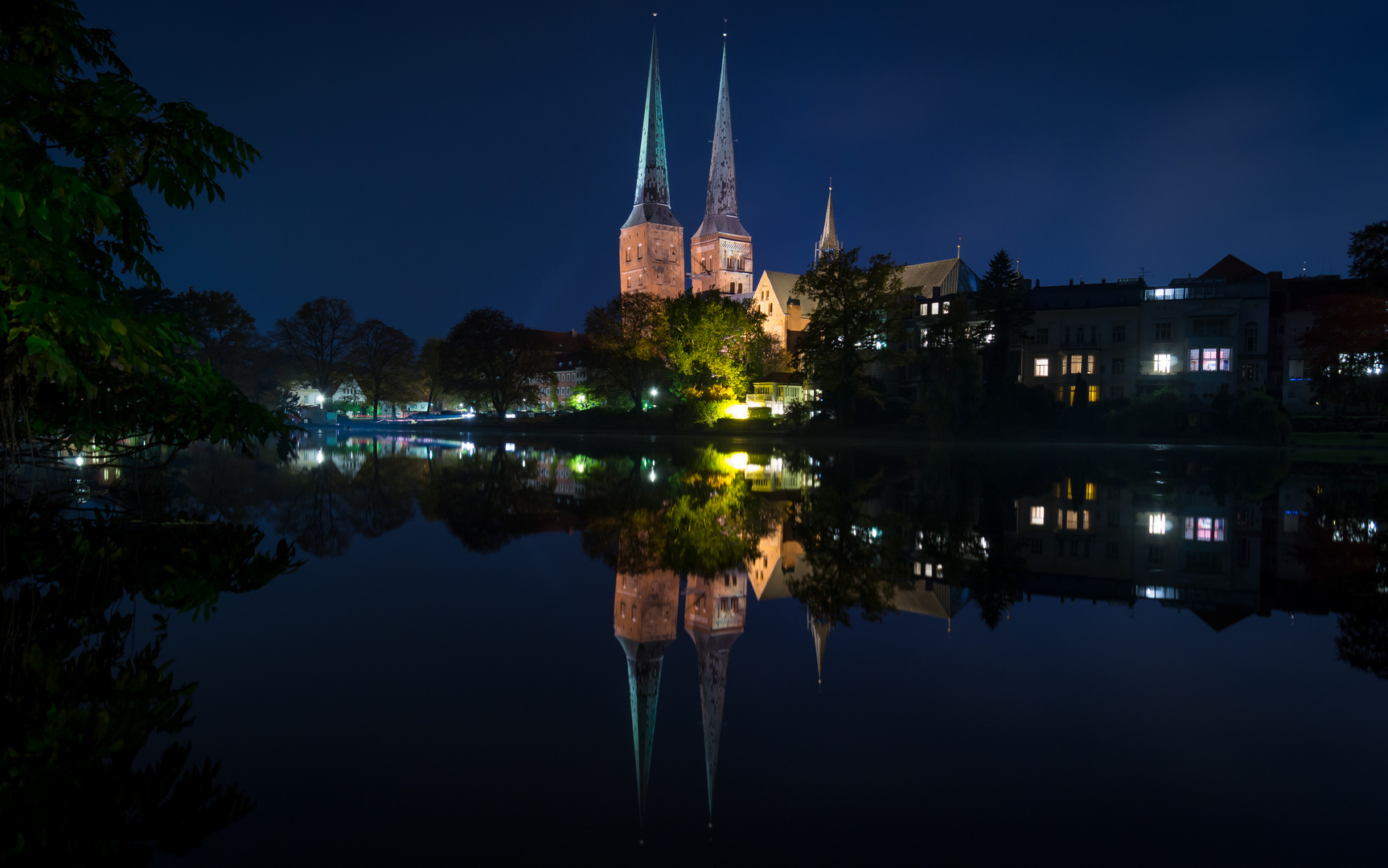 Lübecker Dom bei Nacht