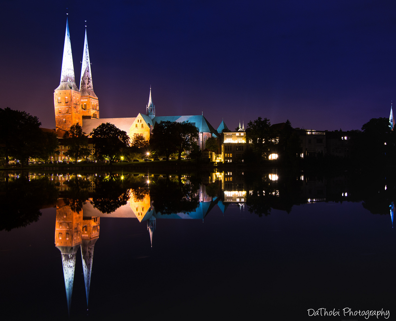 Lübecker Dom bei Nacht in Lübeck