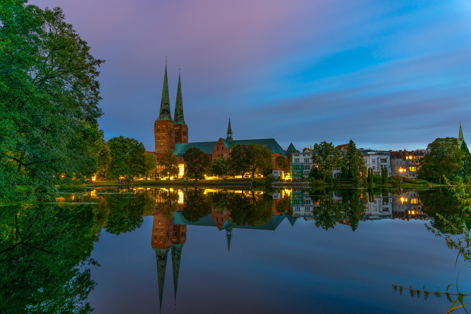 Lübecker Dom bei Sonnenaufgang 