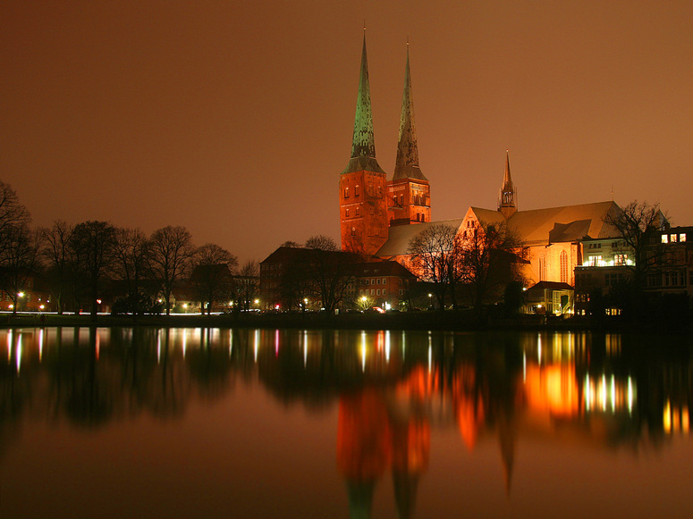 Lübecker Dom im Glanz der Nacht