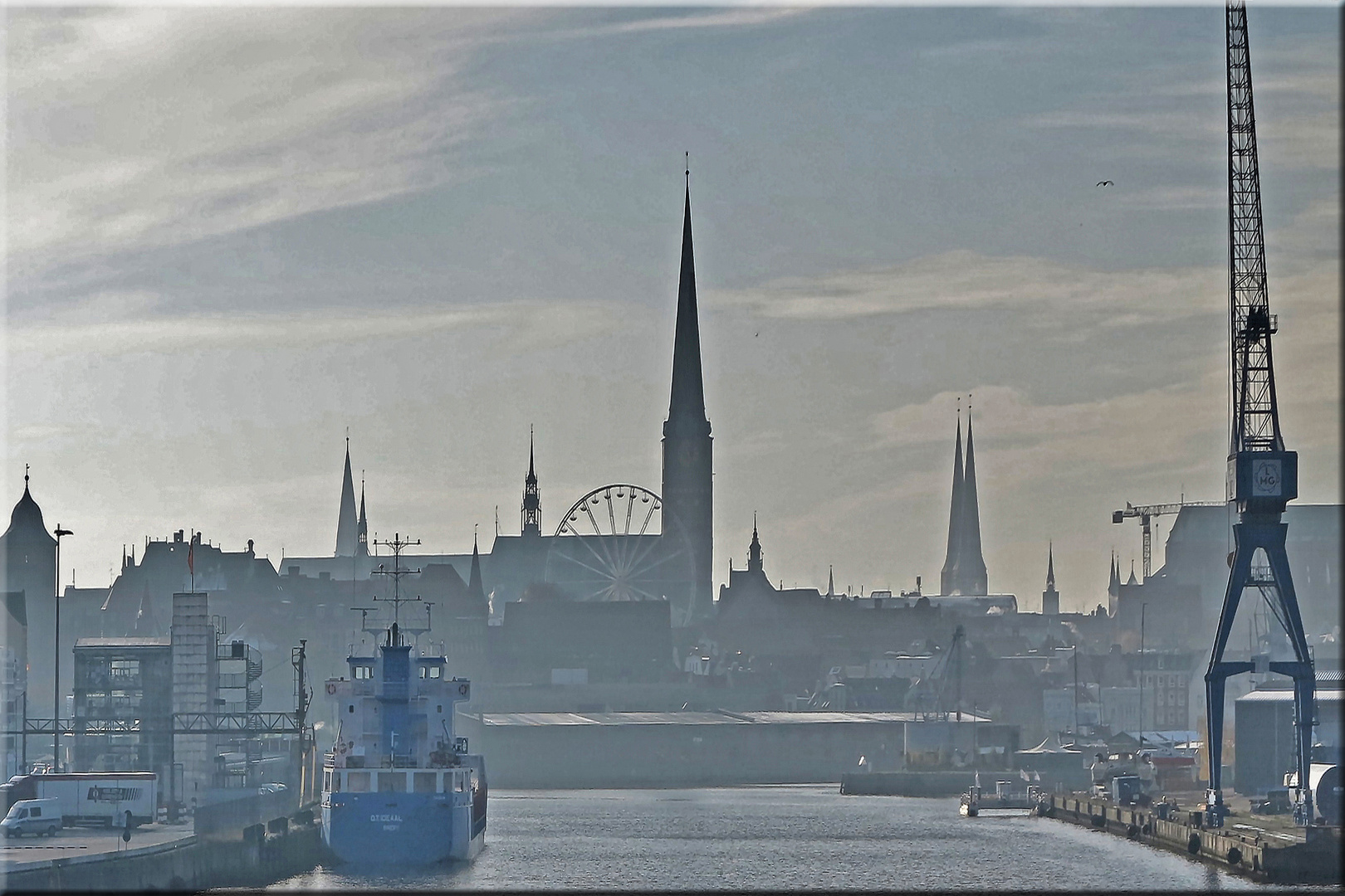 Lübecker Hafen und die Türme der Stadt