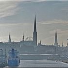 Lübecker Hafen und die Türme der Stadt