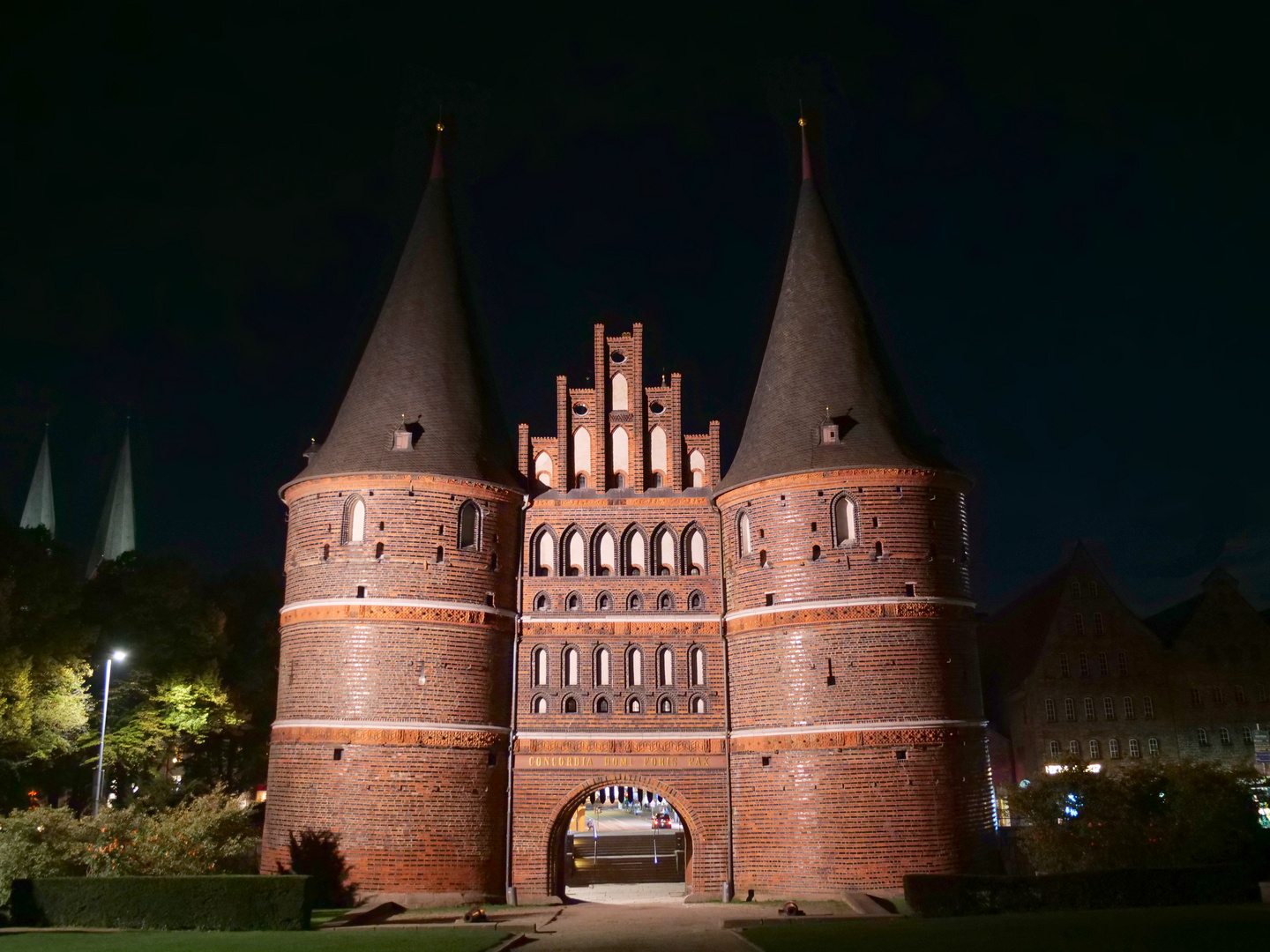 Lübecker Holstentor bei Nacht