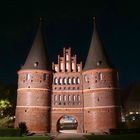 Lübecker Holstentor bei Nacht