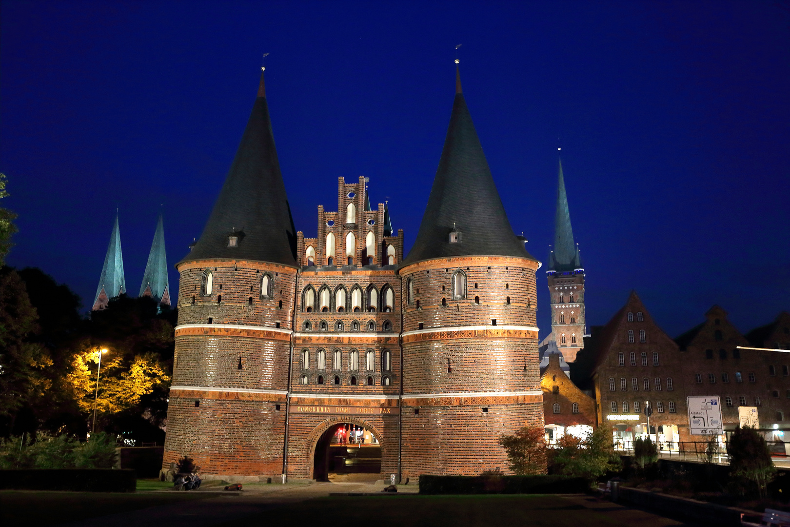 Lübecker Holstentor zur Blauen Stunde