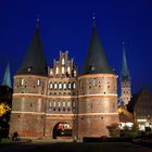 Lübecker Holstentor zur Blauen Stunde