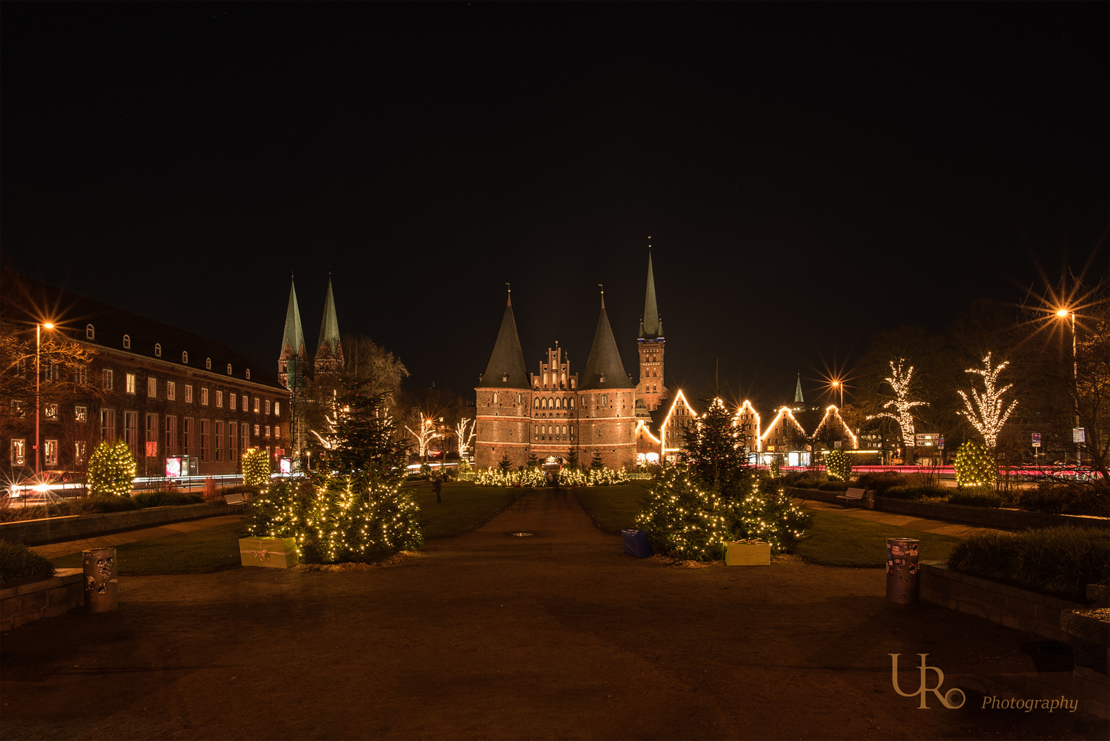 Lübecker Holstentor zur Weihnachtszeit