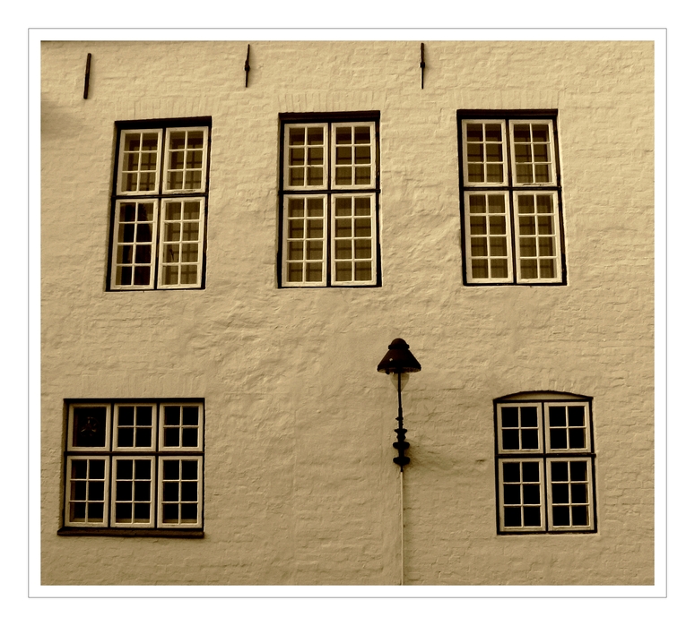 Lübecker Innenstadt-Fassade mit Laterne