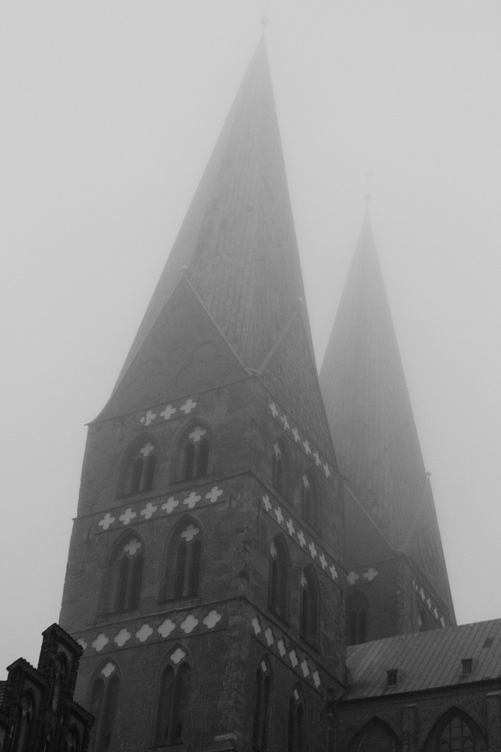 Lübecker Kirche im Nebel 