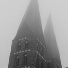 Lübecker Kirche im Nebel 