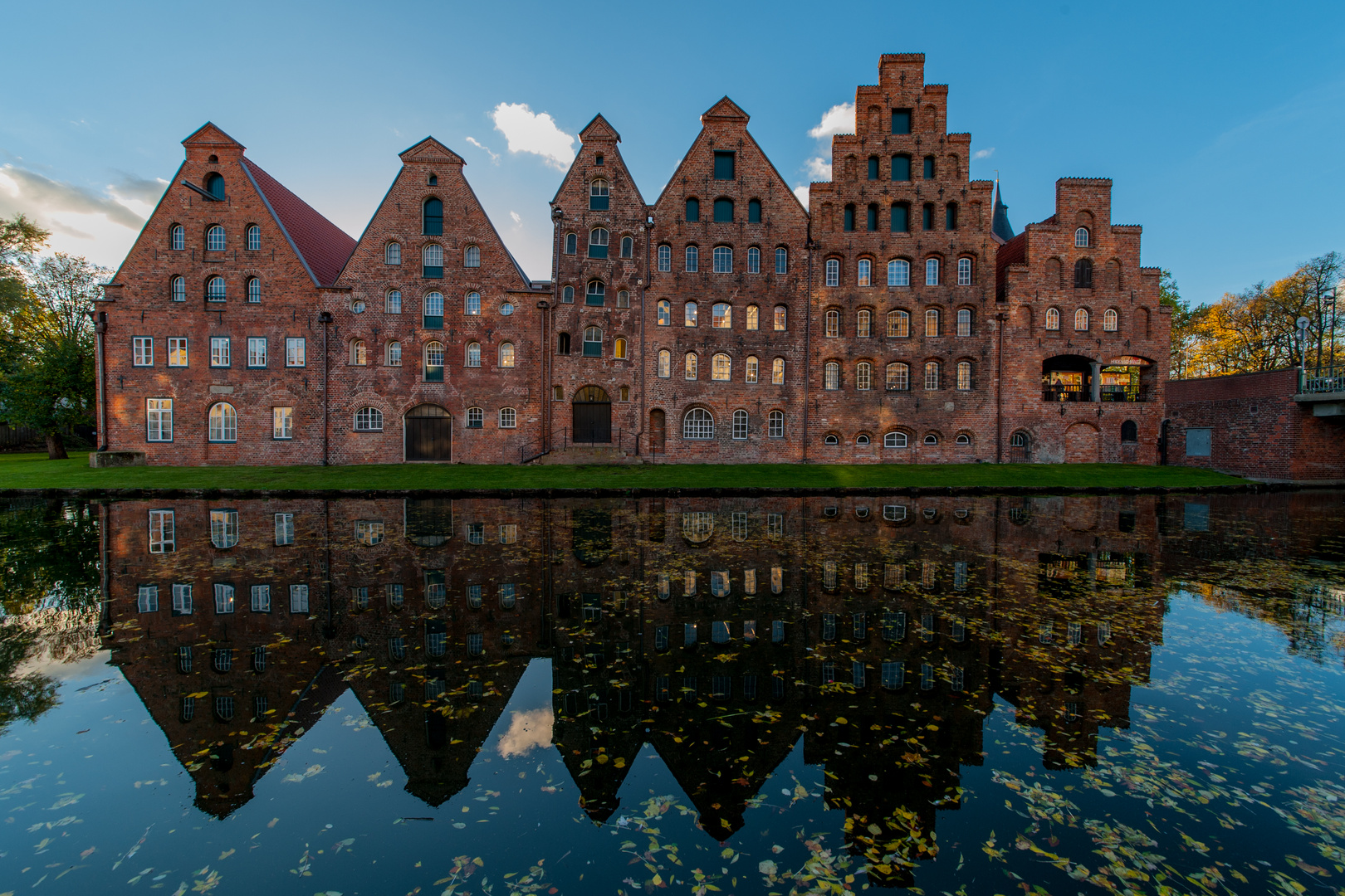 Lübecker Salzspeicher im Gegenlicht