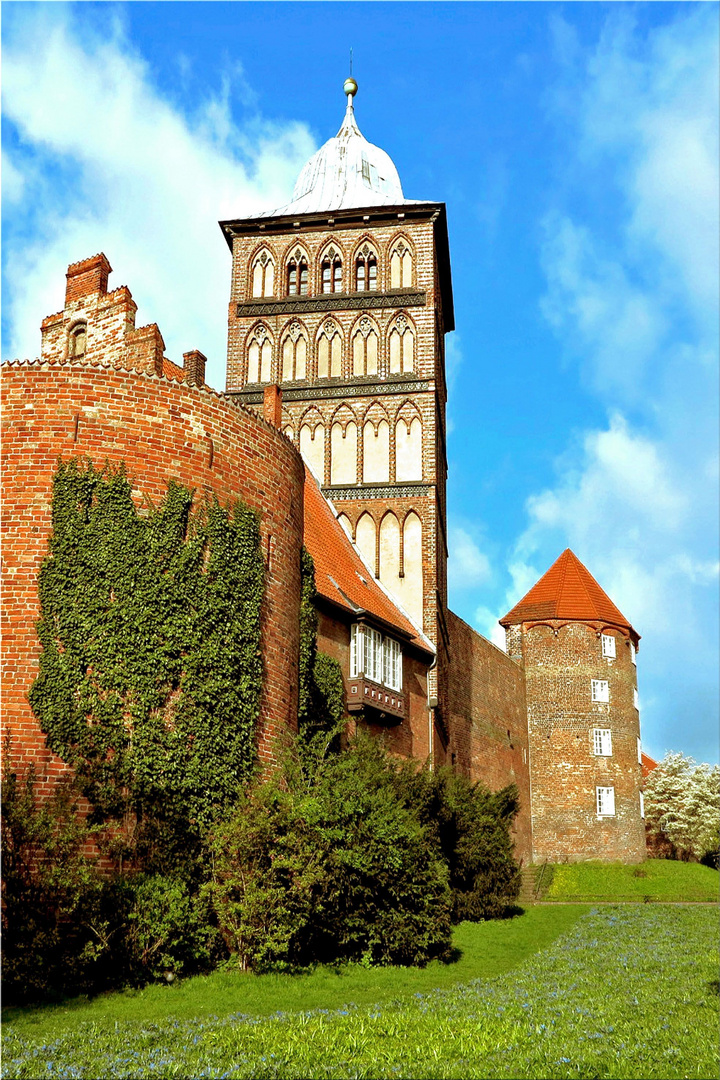 Lübecker Stadtmauer + Burgtor