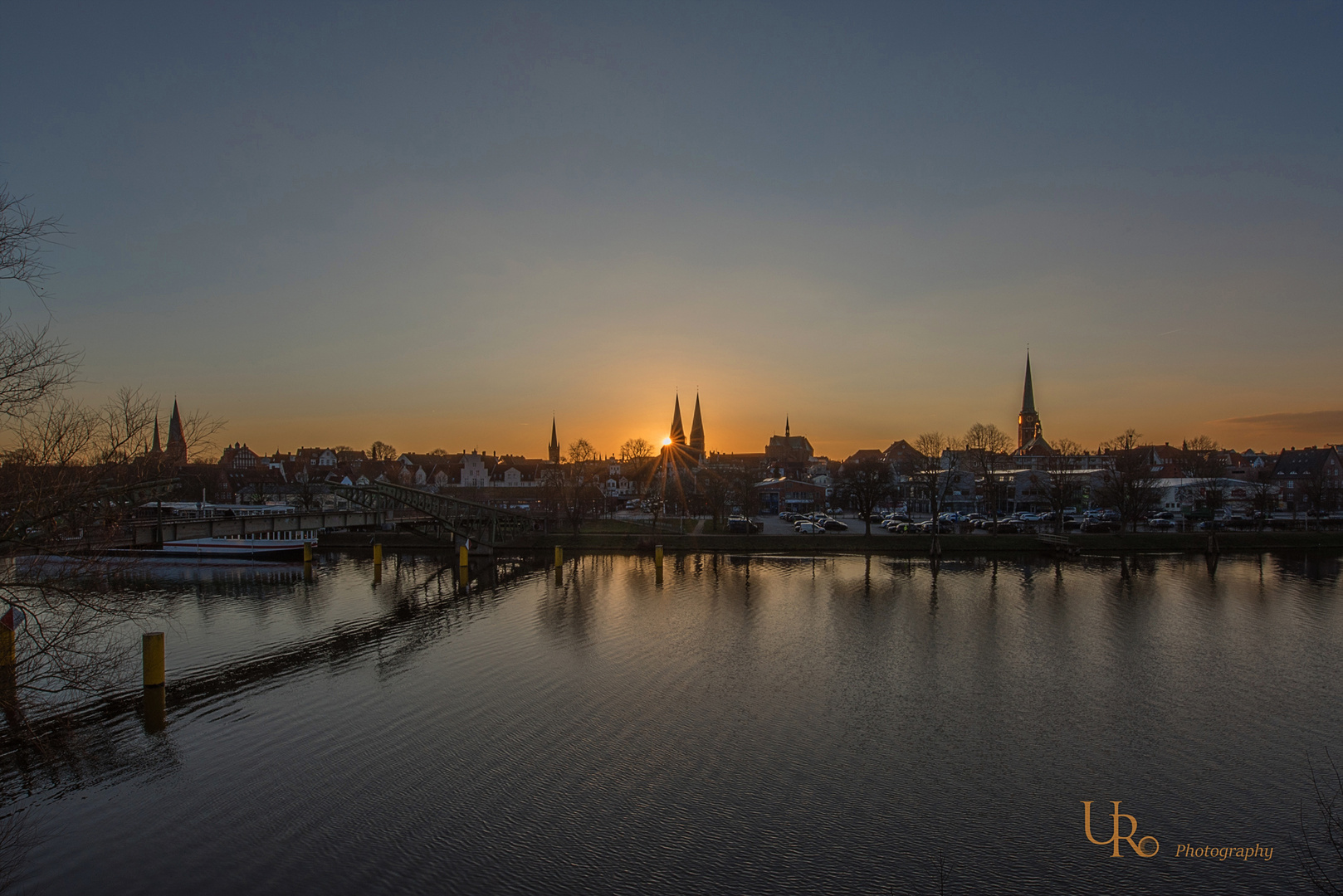 Lübecks sieben Türme im Sonnenuntergang hinter der St. Marienkirche