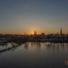 Lübecks sieben Türme im Sonnenuntergang hinter der St. Marienkirche