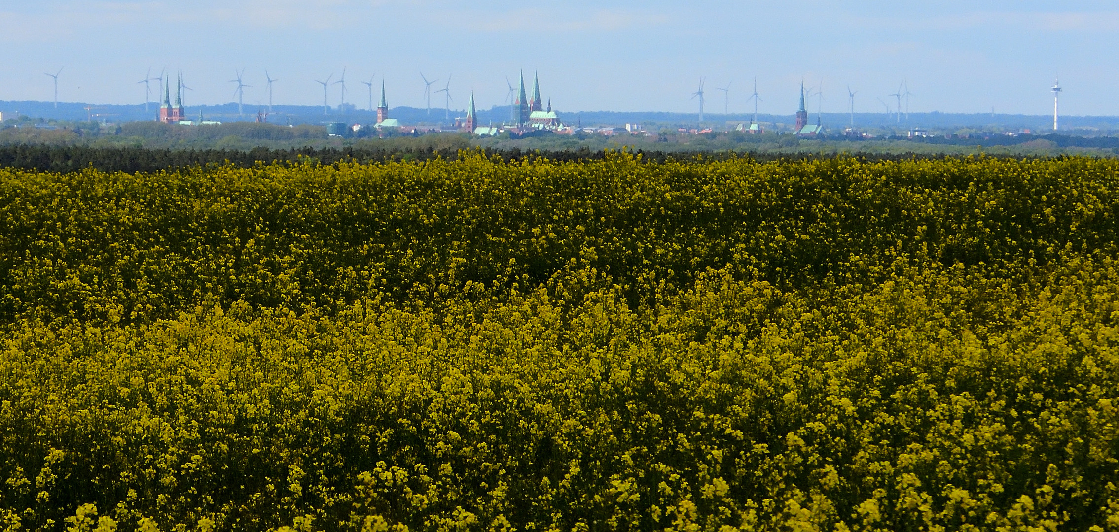 Lübecks Türme von Osten - Hintergrund: Windräder