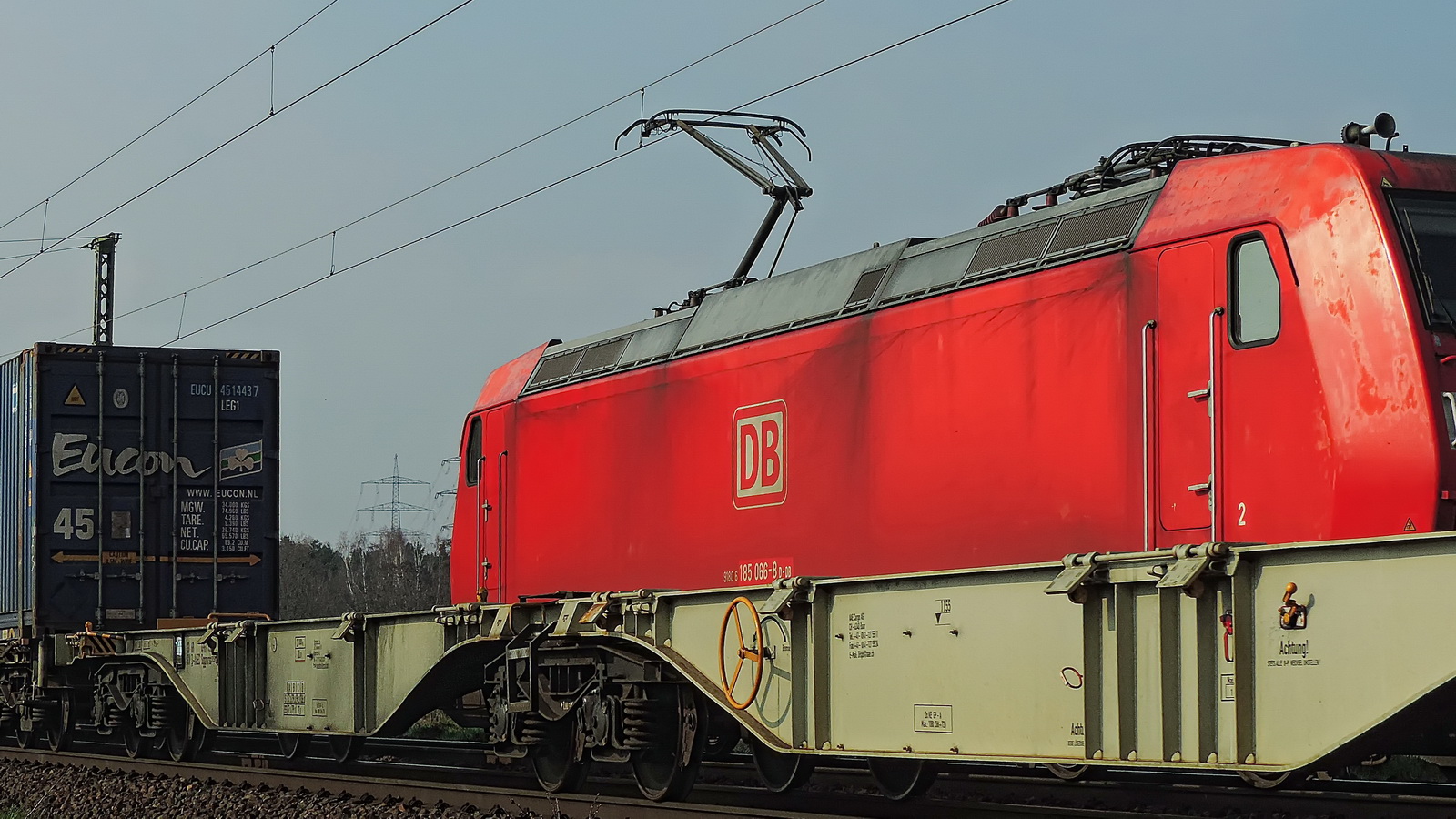 Lücke - 185 066-8 mit einem gem. Güterzug vorbei an einem Containerzug