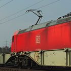 Lücke - 185 066-8 mit einem gem. Güterzug vorbei an einem Containerzug