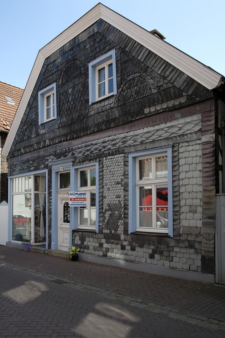 Lüdinghausen (Münsterland) - altes Haus mit Schieferfassade, ein Kuriosum mit echtem Schiefer!