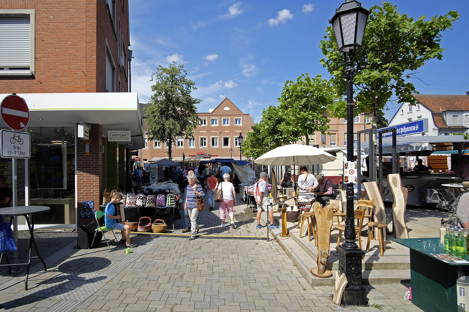 Lüdinghausen (Münsterland) - junger Straßenmusiker am Markt