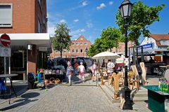 Lüdinghausen (Münsterland) - junger Straßenmusiker am Markt