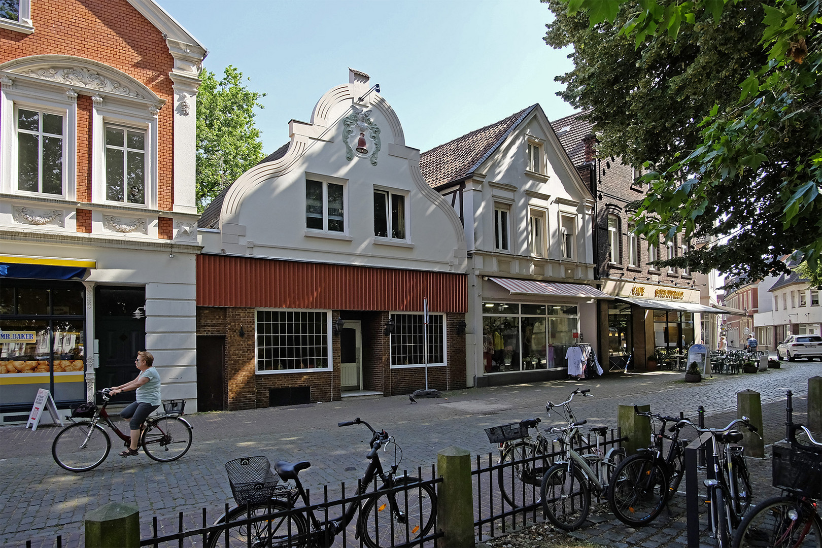 Lüdinghausen (Münsterland) - schöne Fassaden gegenüber der Kirche St. Felizitas