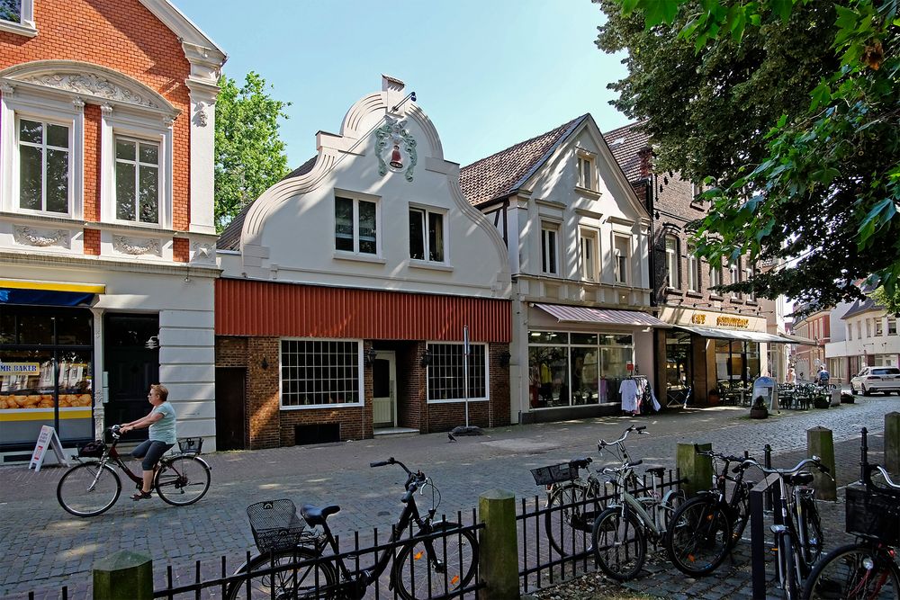 Lüdinghausen (Münsterland) - schöne Fassaden gegenüber der Kirche St. Felizitas