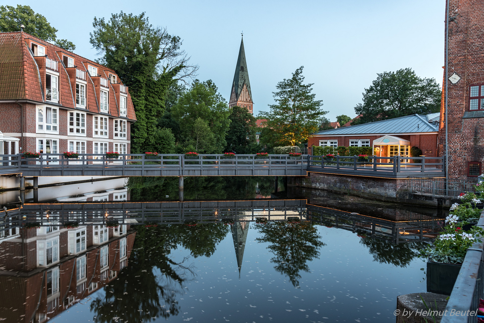 Lüneburg -  In der Ilmenau gespiegelt