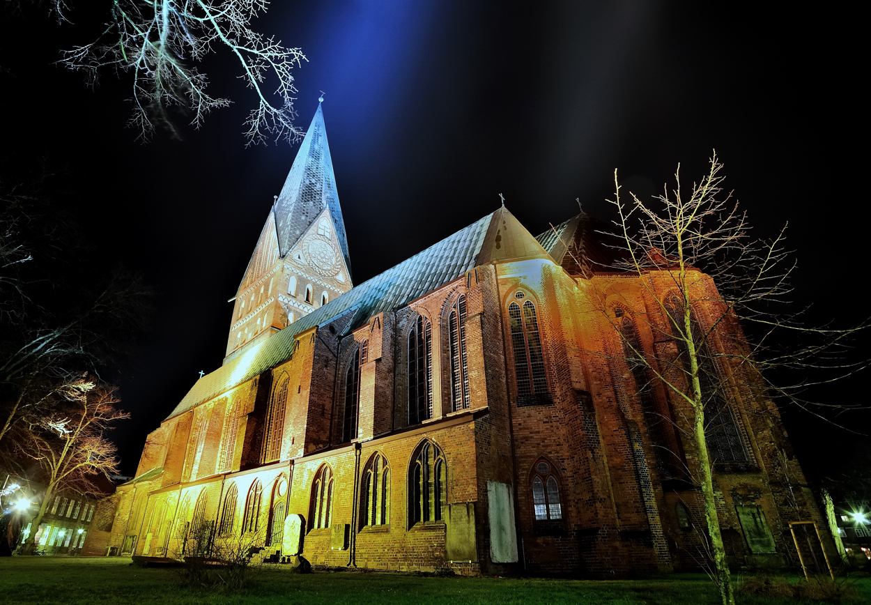 Lüneburger Kirche in Adventsbeleuchtung