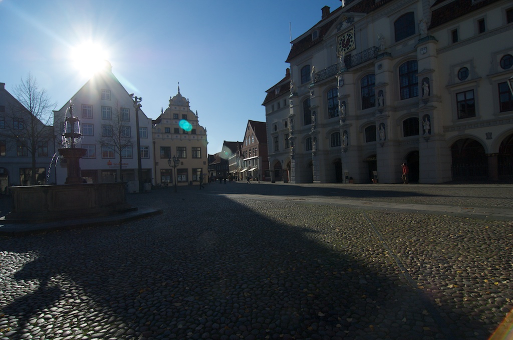 Lüneburger Marktplatz im Gegenlicht