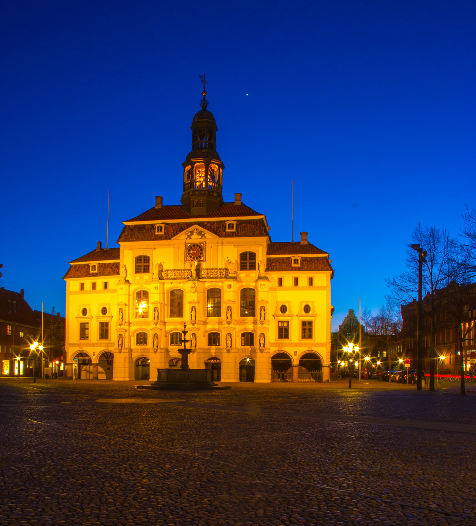 Lüneburger Rathaus bei Nacht