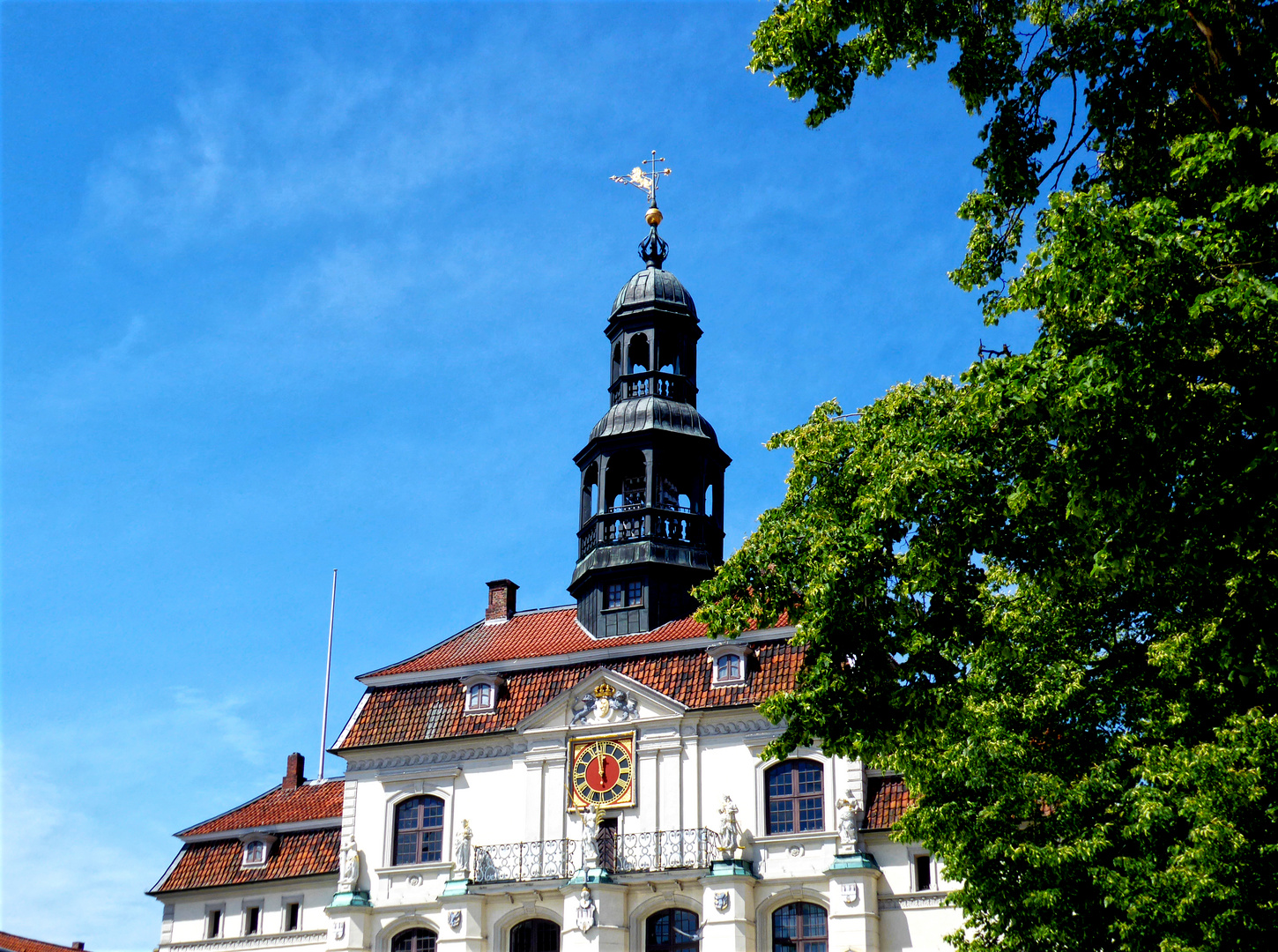 Lüneburger Rathaus mit Baum // Lüneburg city hall with tree