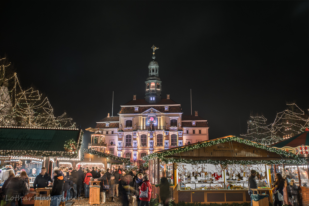 Lüneburger Rathaus mit Weihnachtsmarkt