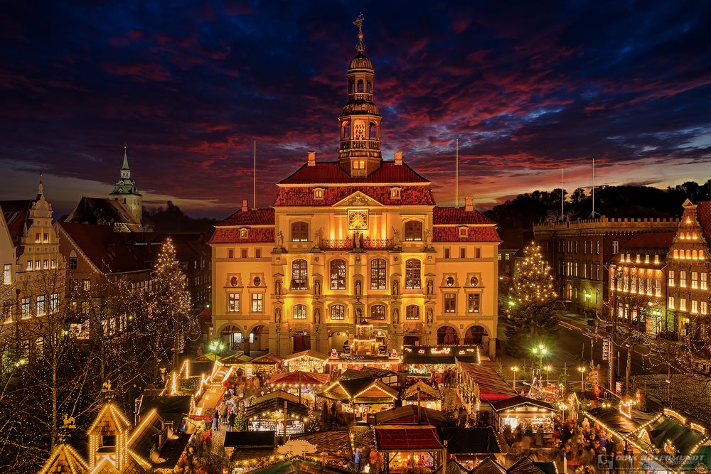 Lüneburger Rathaus mit Weihnachtsmarkt