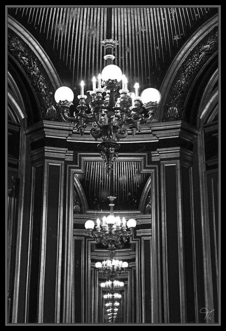 Lüster in der Alten Oper von Paris