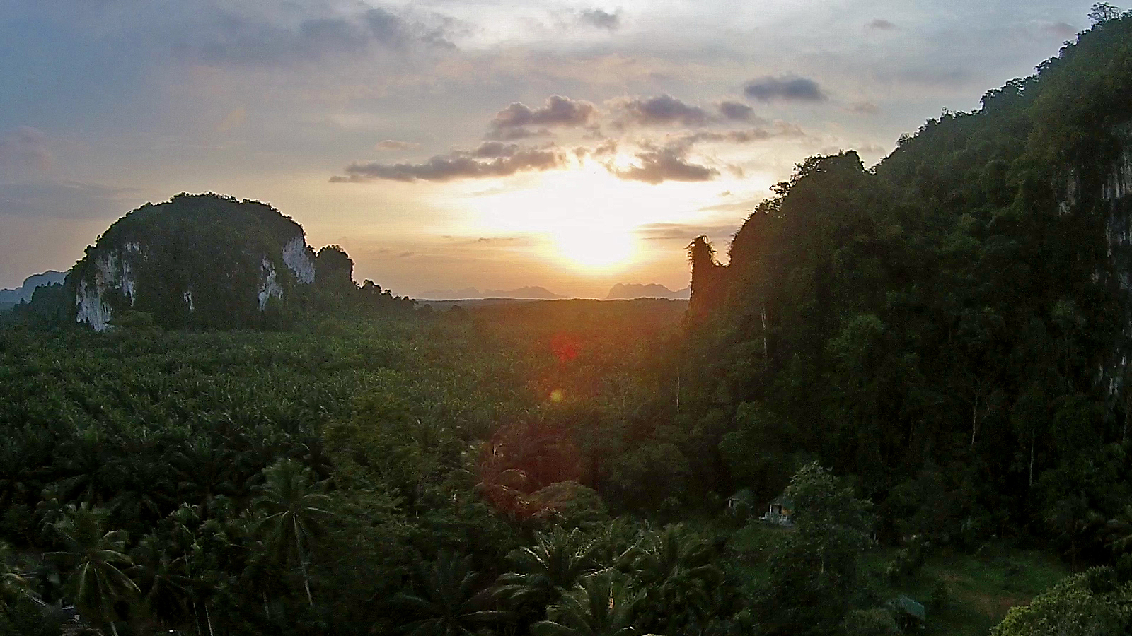 Luftaufnahme aus der Provinz Krabi in Richtung Ao Luek