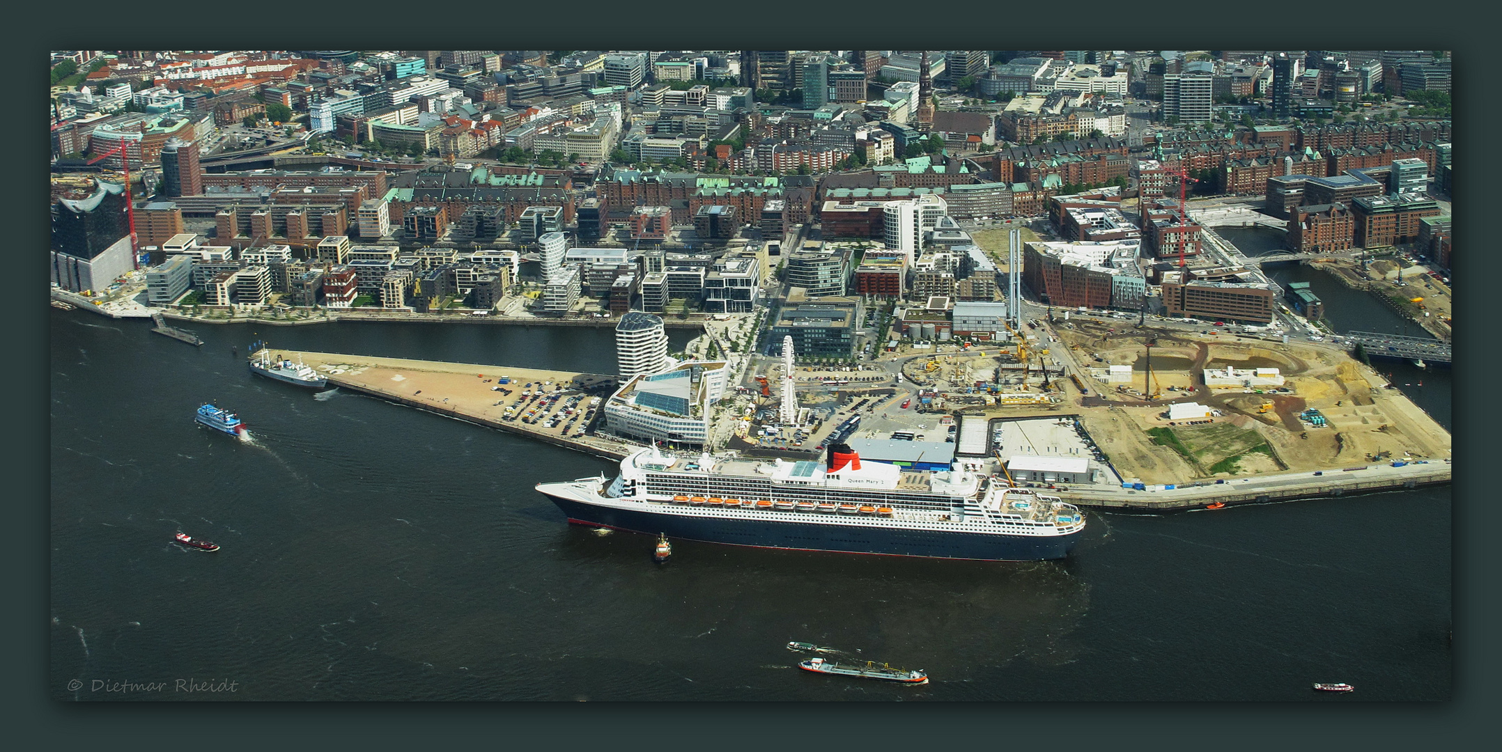 Luftaufnahme der Queen Mary 2 in Hamburg