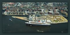 Luftaufnahme der Queen Mary 2 in Hamburg