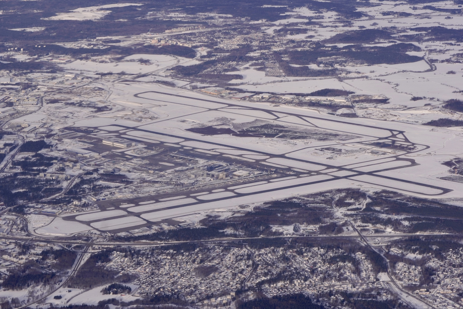 Luftaufnahme des Flughafens Helsinki-Vantaa