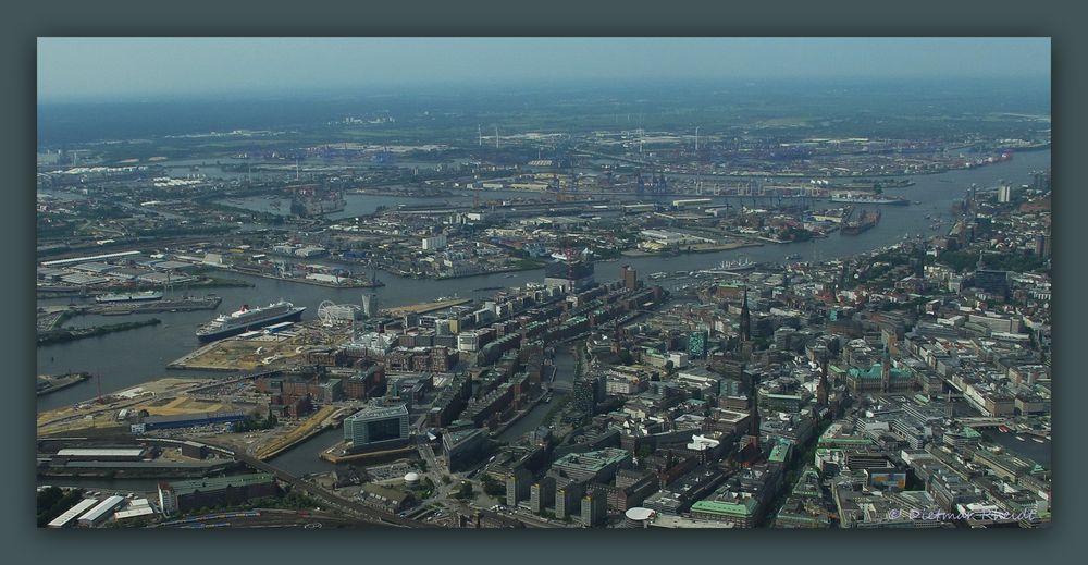 Luftaufnahme Hamburg und zu Gast die Queen Mary 2