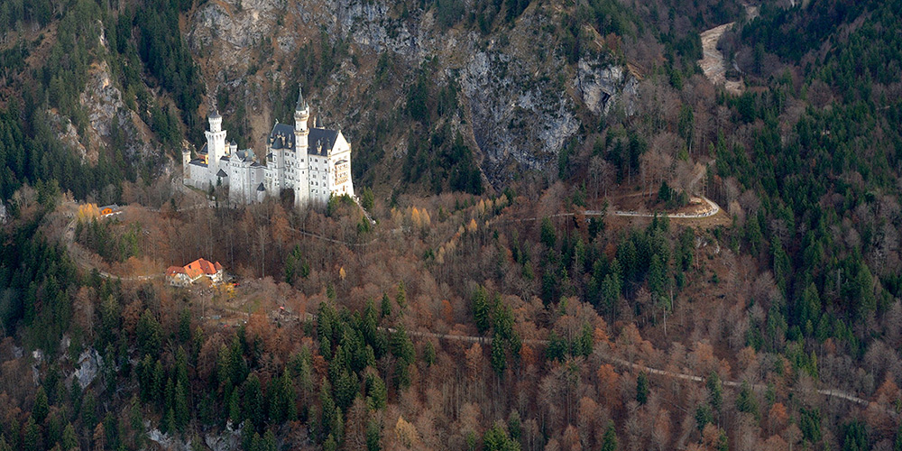 Luftaufnahme: Neuschwanstein im Herbst