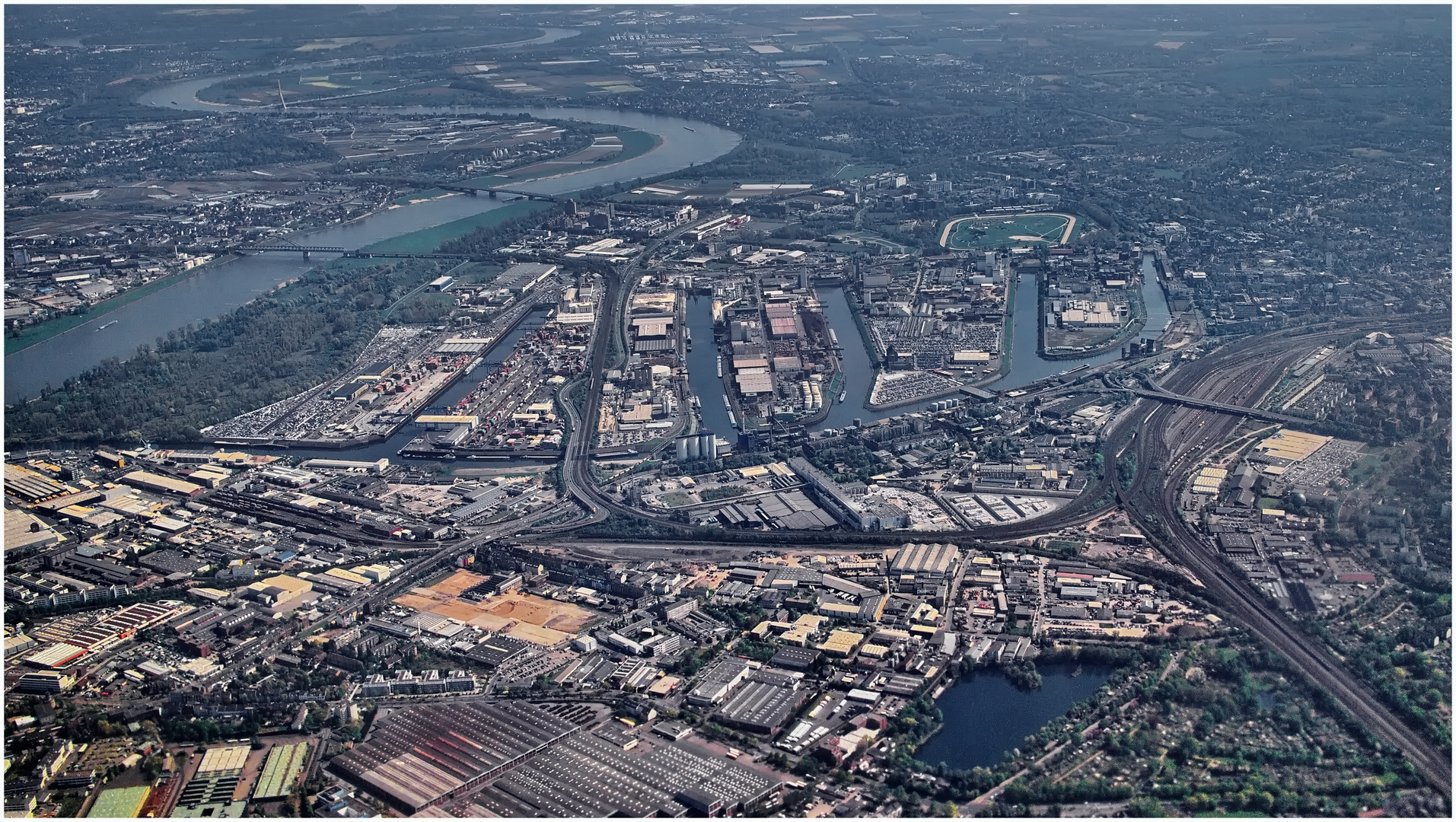 Luftaufnahme Neuss am Rhein / D'dorfer Süden   ©