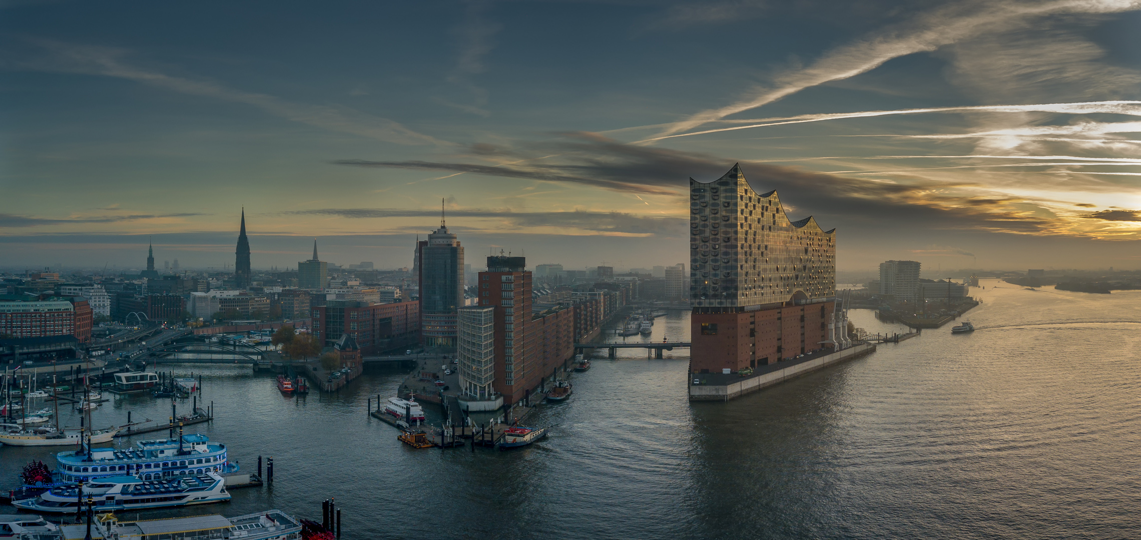 Luftaufnahme vom Hamburger Hafen mit Hafencity und Elbphilharmonie bei Sonnenaufgang