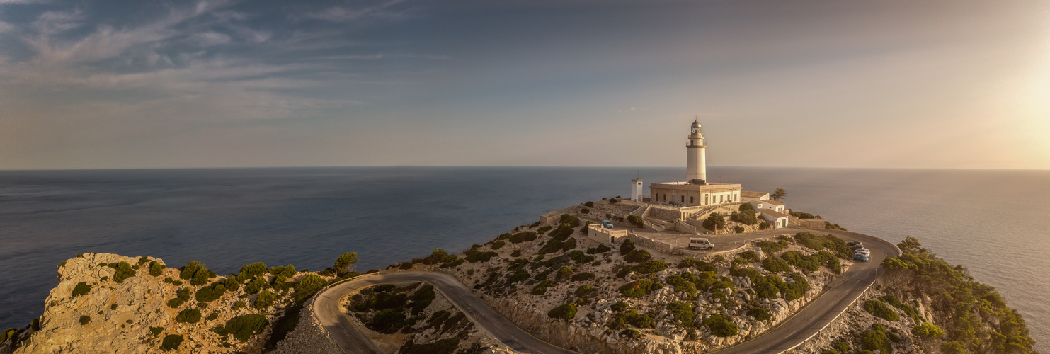 Luftaufnahme vom Leuchtturm Cap Formentor / Mallorca bei Sonnenaufgang 