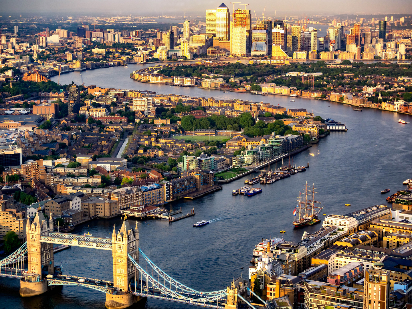 Luftaufnahme von London mit Tower Bridge