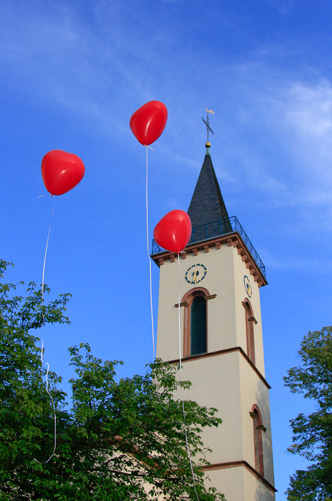 Luftballon und Kirche