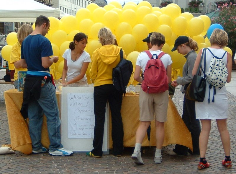 Luftballonaktion beim Menschenrechtslauf in Karlsruhe