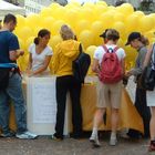 Luftballonaktion beim Menschenrechtslauf in Karlsruhe