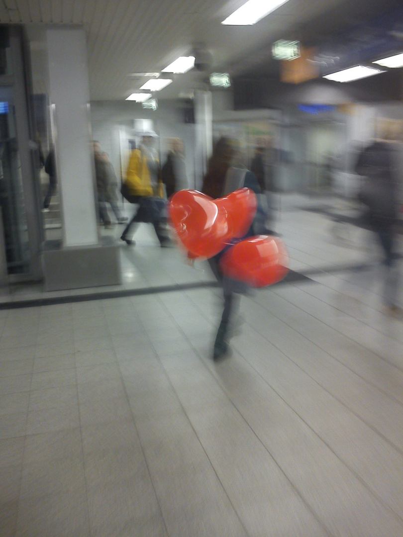 Luftballons am Bahnhof